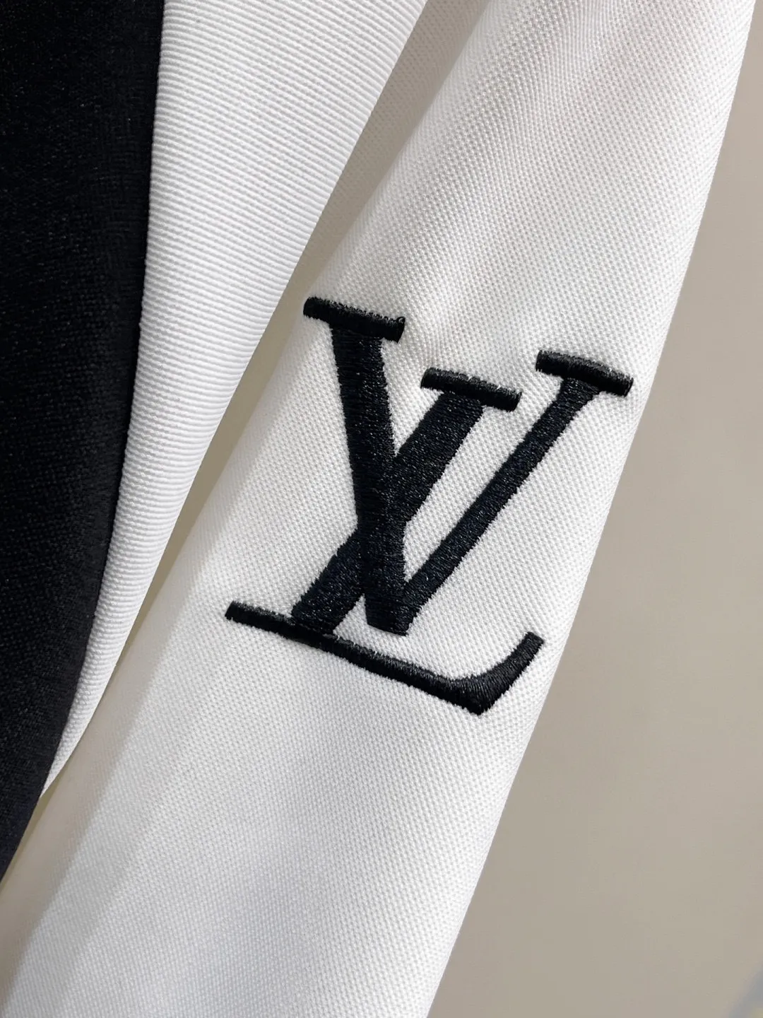 🅿️720 [LV Louis Vuitton] hot-selling suit is coming. Focus on the original version of the official website. 2025 new hot-selling cardigan and sweatshirt suit. The original order is the best. 🇭🇰The meticulous work of top designers. Just for a fitting and perfect upper body effect. All-natural high-quality Tencel Roman cotton 100%, close-fitting comfort, noble and elegant! Original hardware embodies elegance and nobility! Counter size: M-3XL (maximum wear up to 190 pounds)